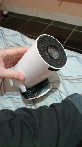 Projetor smart funcional com algumas marcas e alguns pontos no led