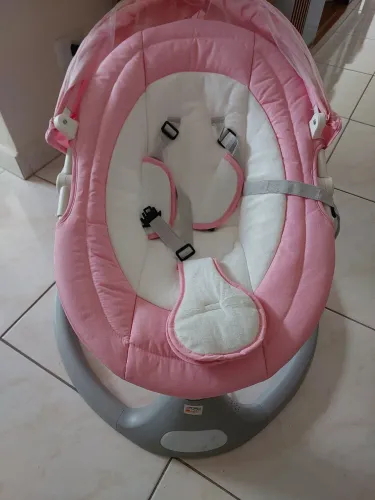 Cadeira de balanco ,para bebê e mezinha acoplada pra refeição. 