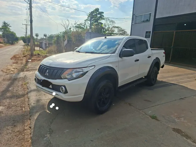 Mitsubishi L200 Triton Sport GLX 2.4 CD Diesel Mec. 2020