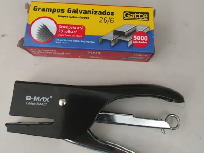 Vendo grampeador novo e caixa de grampo
