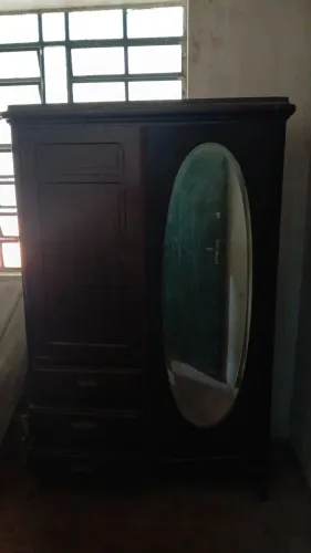 Guarda-roupas com fino acabamento em madeira,