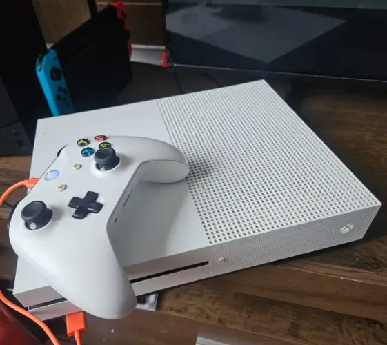 Xbox One S de 1TB + 2 controles + 10 jogos