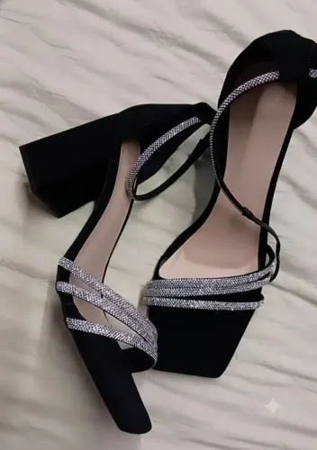 Sandália Salto Bloco Preta com Tiras em Brilho/Strass - Tamanho 39 (NOVA)