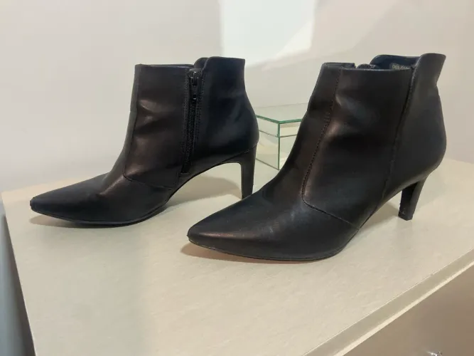 Bota bico fino, cano curto 
