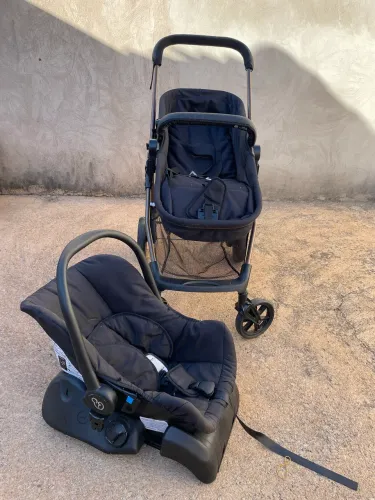 Carrinho de bebê Galzerano com bebê conforto e base para carro.