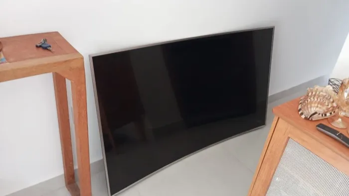 Tv Samsung 65 polegadas com controle original e o cabo está com defeito