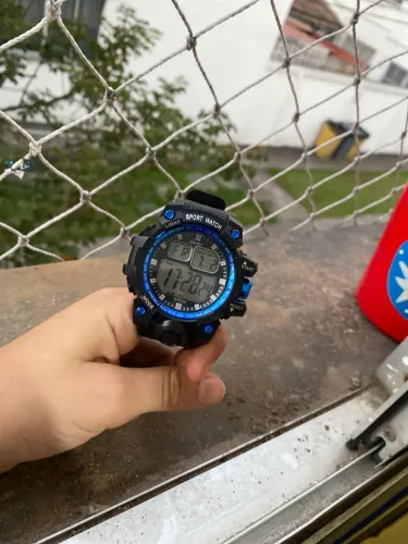 Vendo relógio resistente à água masculino!