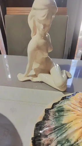 Linda peça de antiguidade em porcelanato
