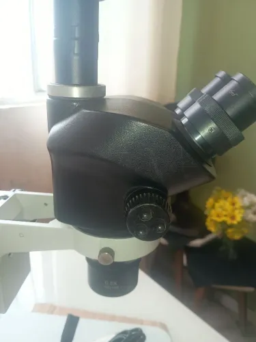 Microscópio Trinocular c/Câmera Zom 7050