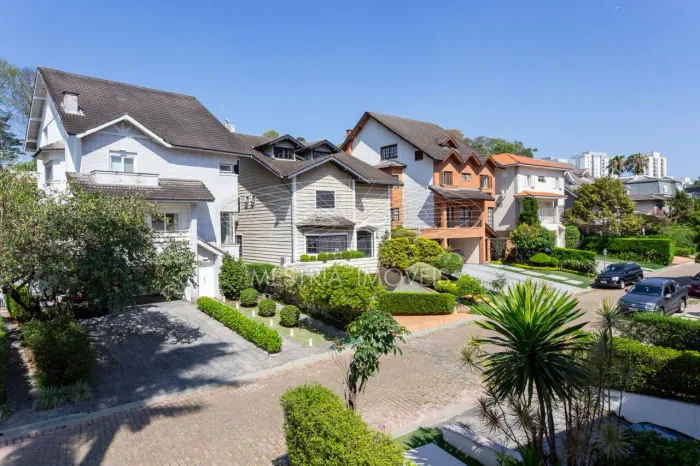 Casa em condomínio fechado com quadra de tênis !!!!