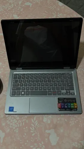 Notebook que vira tablet 2 em 1 Positivo Duo Intel com caneta para teclar e mouse.