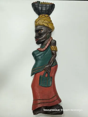 Quadro/ Escultura de Madeira Representando Mulher Africana - Artista Sales 50cm