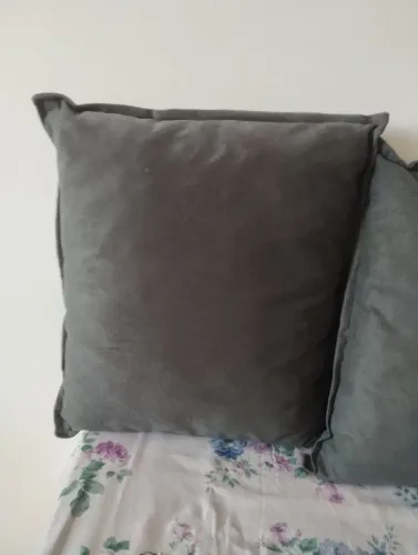 Três almofadas para sofá 