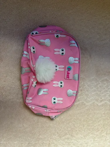 Linda necessaire PUKET, tem pompom na parte de trás.