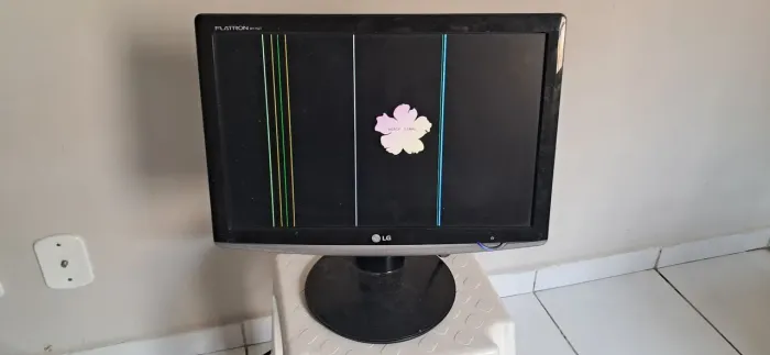 Monitor LG de 17 polegadas, com essas letras na tela<br>Com listras na tela