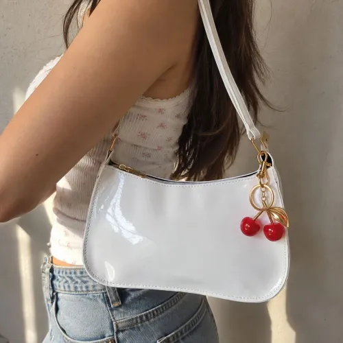 Bolsa Feminina de Ombro Branca Baguete com Pingente Cereja