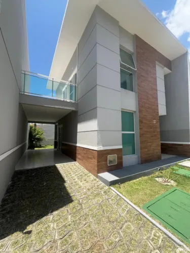 Casa em condomínio com três suítes no Eusébio - 138m²