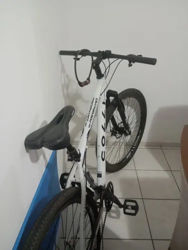Bicicleta colli, 21 marchas, câmbio Shimano, quadro de alumínio, aro 28 de alumínio.