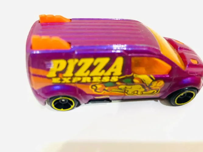 carrinho hot wheels da linha "city works", ford transit connect "pizza express" 1:64