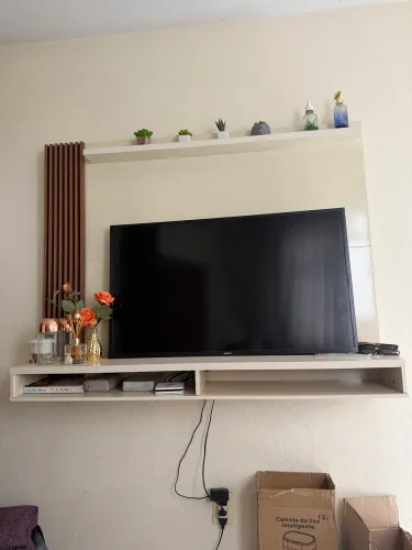 Painel TV Ripado Off White/Natural tb ate50 Pol