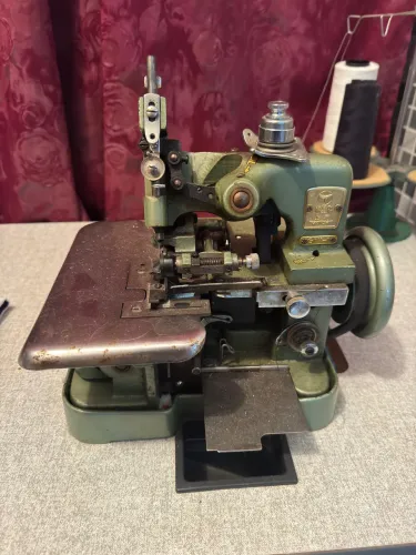 Máquina Overlock chinesinha + mesa