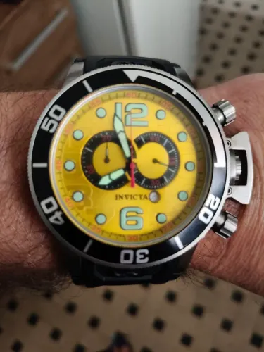 Relógio invicta fundo amarelo funcionando perfeitamente