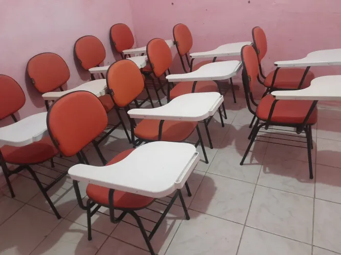10 cadeiras escolares usadas, ótimo estado.