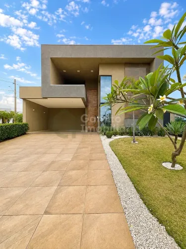 Casa esquina com amplo quintal Condomínio Gaivota 2