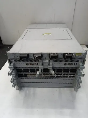 2 Switches Arista DCS-7504 Data Center com Módulos