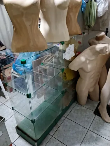 Vendo estante de vidro e manequins tudo por 400,00