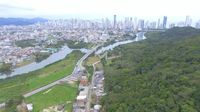 Terreno à venda na divisa de Balneário Camboriú e Camboriú