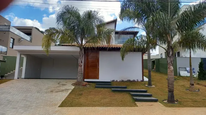 Casa de 284 metros quadrados, totalmente reformada em lote de 646m2