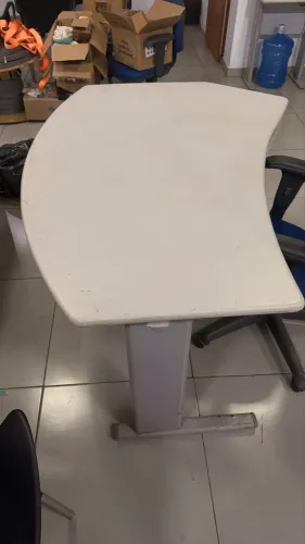 Mesa de escritório com gaveta