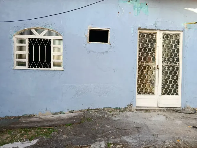 Casa em frente a estação sem taxa