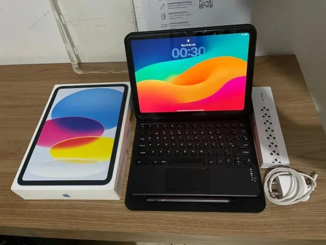 iPad 10 na caixa com acessórios