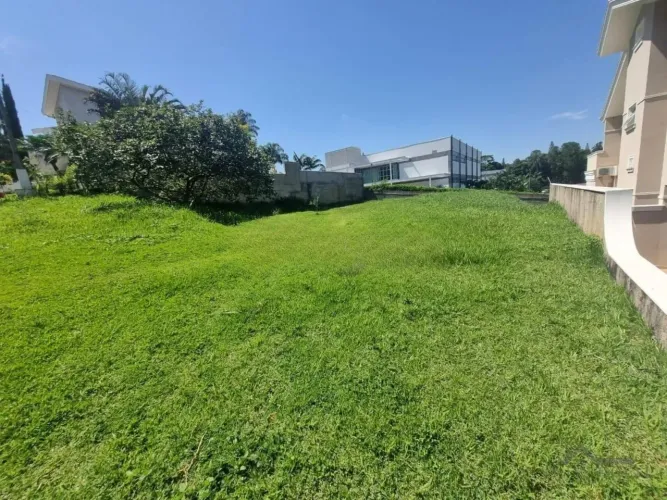 Terreno à venda no Condomínio Portal do Lago em Valinhos/SP