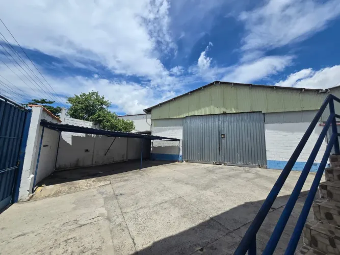 Três Rios - Galpão com 400m². Oportunidade !