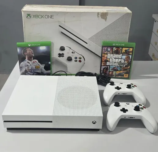 Xbox one S 500g + GTA V e FIFA 18 