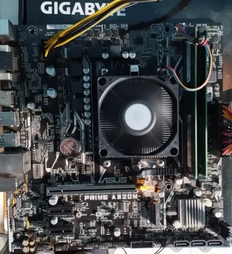 Kit Ryzen 5 2400g + 8GB RAM (2x4) + Placa Mãe + SSD 120gb