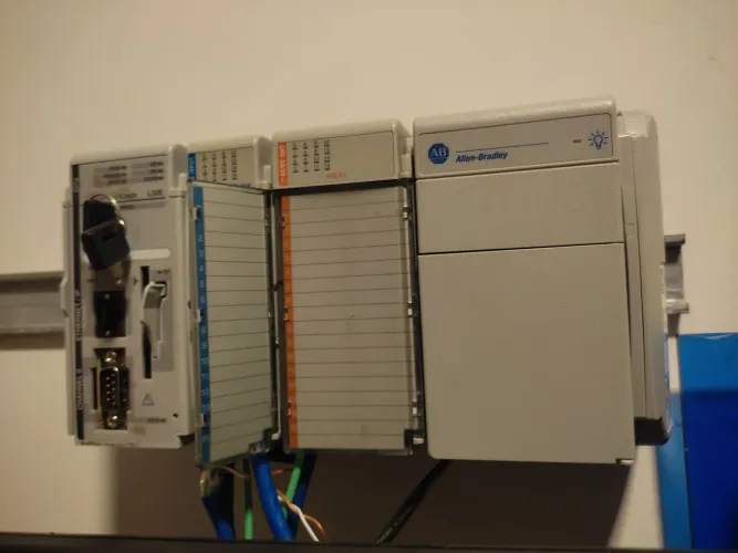 CLP Allen Bradley L32E+ cartão de entrada digital+ cartão de saída Digital+ fonte 