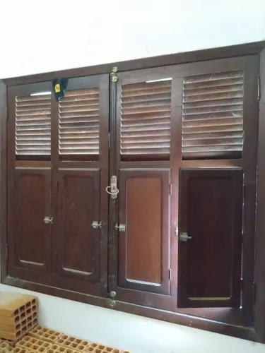 Vendo uma Janela e duas portas de madeiras nobres