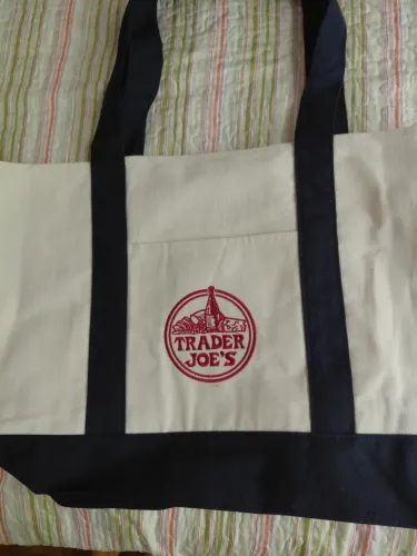 Bolsa Trader Joe's nova, 50 cm X 35 cm, fundo 31 cm, cor beje e azul. Marinho.