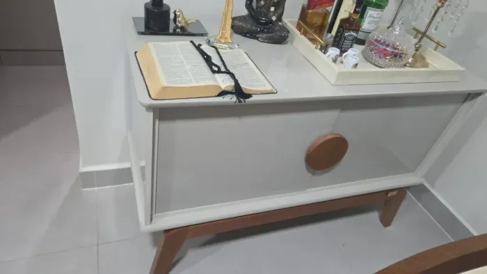 Mesa laqueada com tampa de vidro, com 4 cadeira + aparador laqueado com madeira