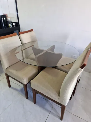 Conjunto mesa de jantar e 4 cadeiras