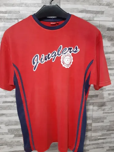 ?Camiseta Jingles Vermelha Retrô