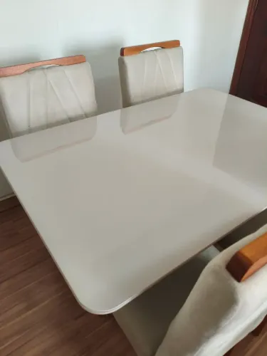 Mesa de jantar - 4 cadeiras estofadas