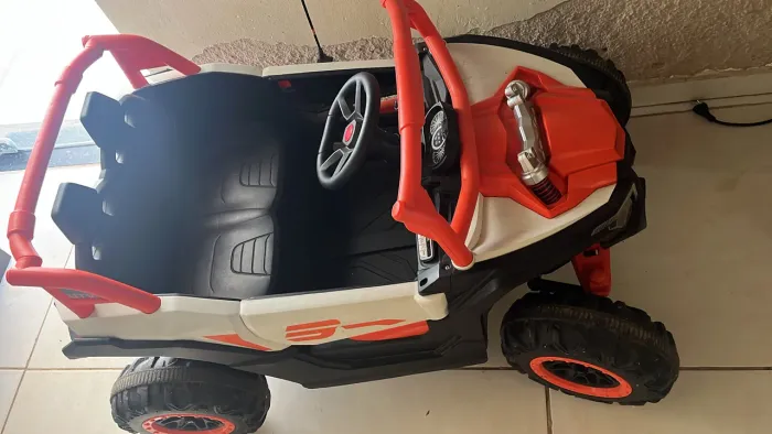 Carrinho elétrico de brinquedo 