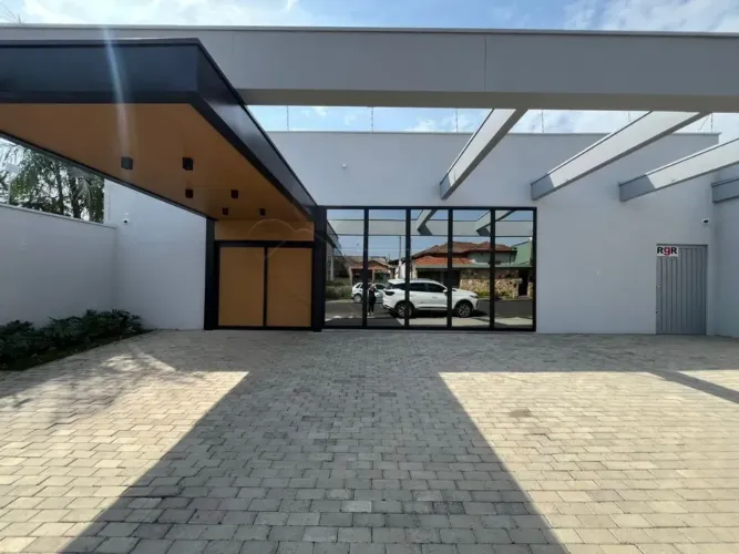 Salão comercial com 349m² de área útil na Vila Claudia.