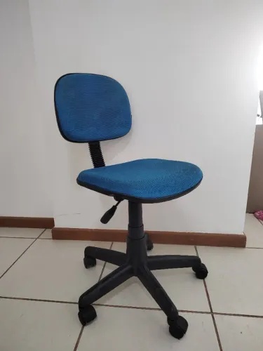 CADEIRA SECRETÁRIA GIRATÓRIA PISTÃO A GÁS C/RODÍZIOS