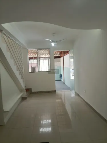 Casa Geminada Duplex Reformada à Venda no Rio Branco Entrada Independente